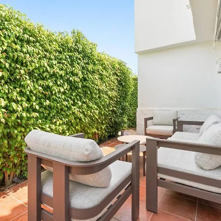 With Private Garden - Swimming Pool And Family-friendly