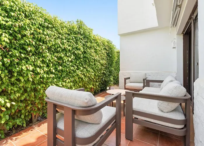 With Private Garden - Swimming Pool And Family-friendly